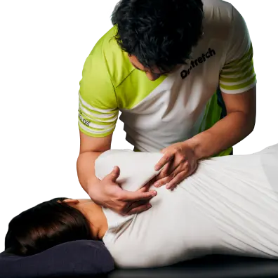 ストレッチをかける男性
