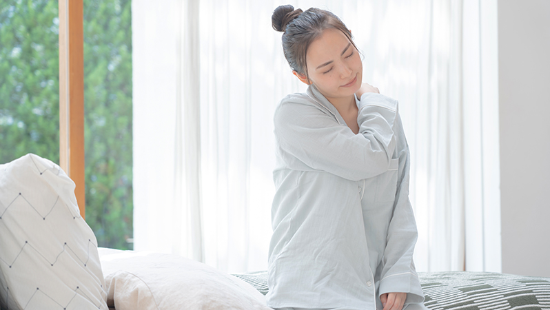 寝ても疲れが取れない原因は【腰・背中の筋肉の緊張】かも？理想の寝姿勢チェックと改善策
